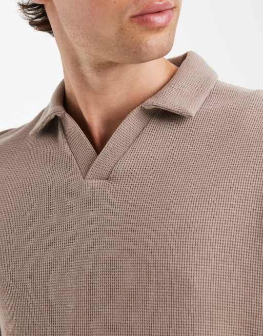 ASOS DESIGN - Polo beis holgado con muesca en el cuello de punto gofrado, 2 de 5