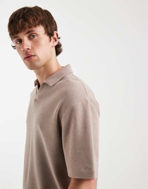ASOS DESIGN - Polo beis holgado con muesca en el cuello de punto gofrado, 4 de 5