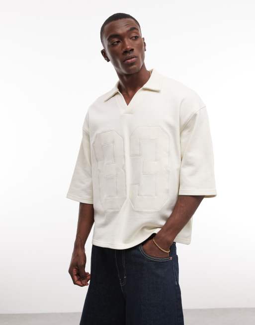 ASOS DESIGN - Polo color crema de corte cuadrado extragrande con detalle de aplicación, 1 de 5