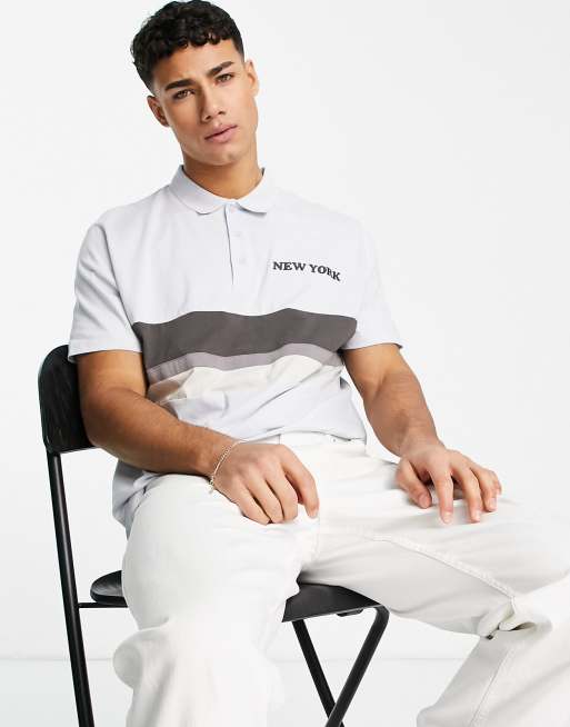 ASOS DESIGN - Polo comoda blu con righe a contrasto e scritta 