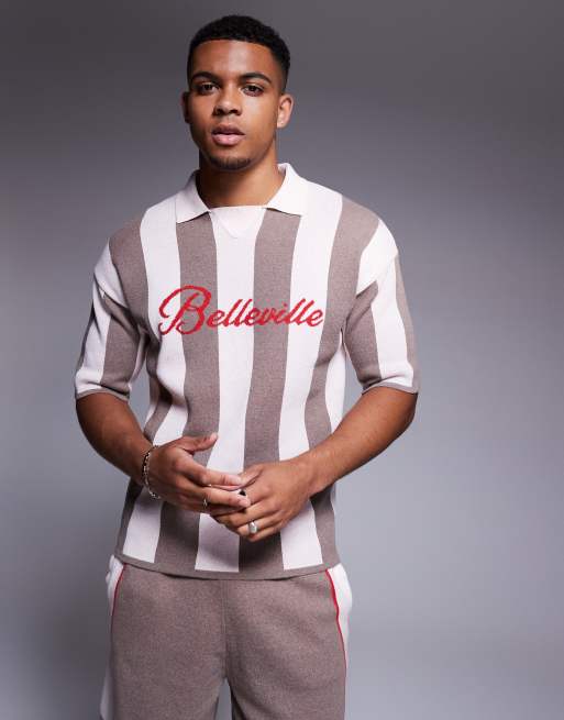 ASOS DESIGN - Polo comoda in maglia marrone con grafica Belleville in coordinato