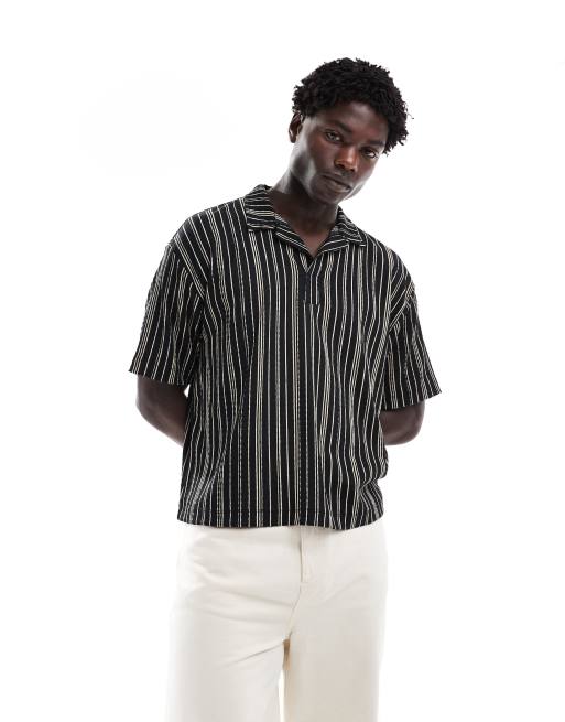 ASOS DESIGN - Polo comoda nera ed écru a righe plissé