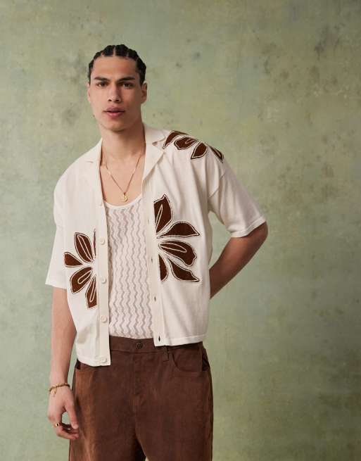 ASOS DESIGN - Polo comoda squadrata in maglia écru con bottoni e ricamo floreale