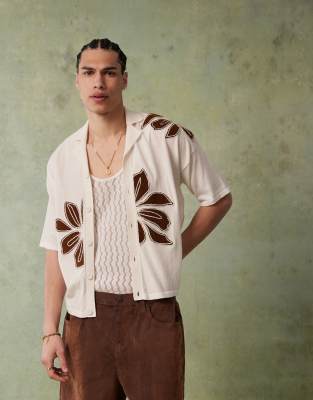 ASOS DESIGN - Polo con bottoni vestibilità comoda in maglia écru con ricamo di fiori - view 1