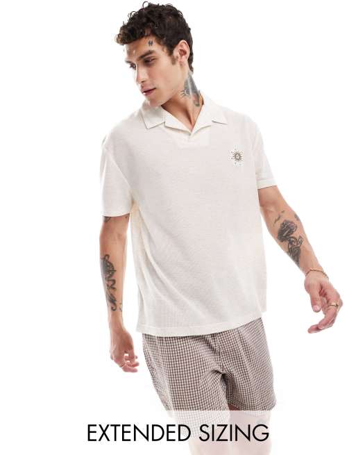 ASOS DESIGN - Polo décontracté en tissu texturé à imprimé céleste sur la poitrine - Beige