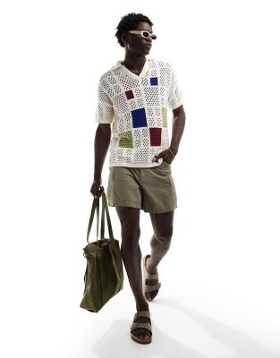 ASOS DESIGN - Polo écru in maglia all'uncinetto color block con colletto a intaglio
