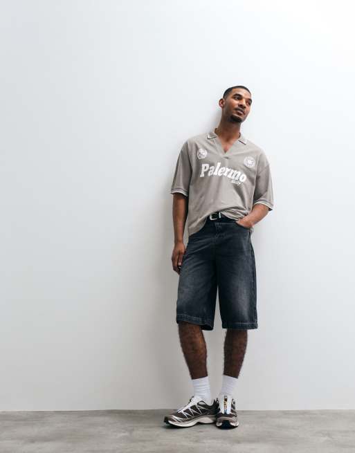 ASOS DESIGN - Polo gris de corte cuadrado extragrande con estampado gráfico de fútbol, 2 de 5