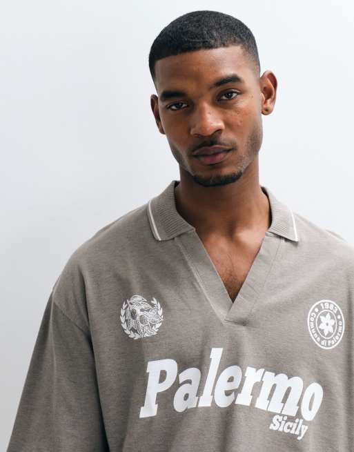 ASOS DESIGN - Polo gris de corte cuadrado extragrande con estampado gráfico de fútbol, 3 de 5