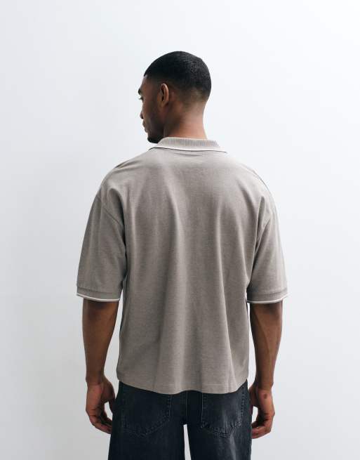 ASOS DESIGN - Polo gris de corte cuadrado extragrande con estampado gráfico de fútbol, 4 de 5