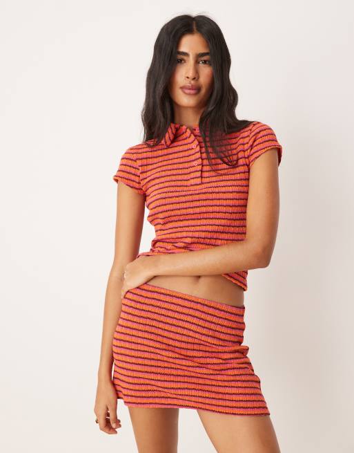 ASOS DESIGN - Polo in maglia testurizzata ristretta a righe rosa e rosse in coordinato