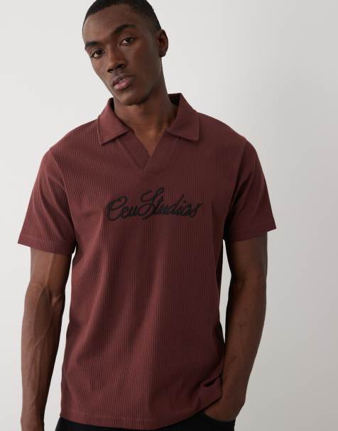 ASOS DESIGN - Polo marrón de corte estándar con estampado gráfico de texto de tejido muy grueso de canalé - view 1