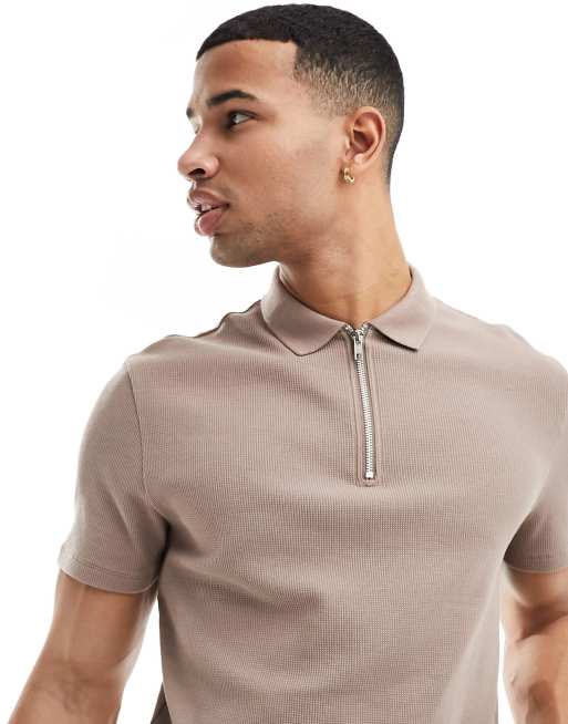 ASOS DESIGN - Polo met wafelstructuur en rits in bruin