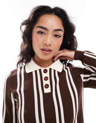 ASOS DESIGN - Polo-Oberteil aus kompaktem Strick in gestreiftem Braun-Bunt