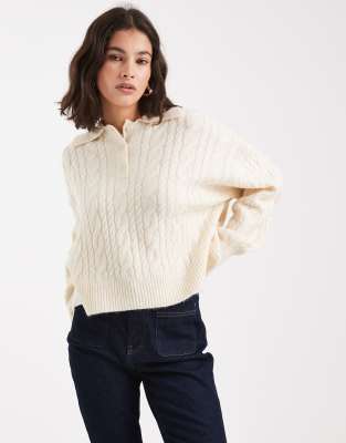 ASOS DESIGN - Polo-Oberteil in Creme mit Zopfstrickmuster-Weiß