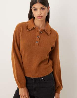 ASOS DESIGN - Polo-Oberteil in Toffee mit Languettenstich am Kragen-Rotbraun
