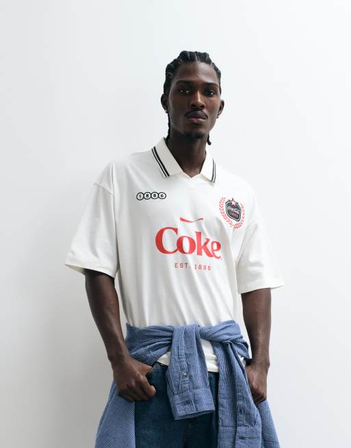 ASOS DESIGN - Polo oversize avec imprimé Coca-Cola - Taupe, 2 de 5