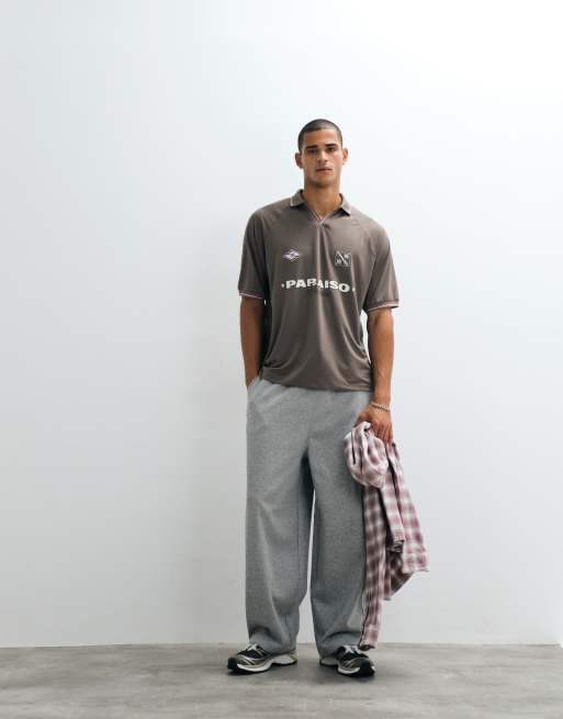 ASOS DESIGN - Polo oversize en tissu technique à motif football - Marron, 2 de 5
