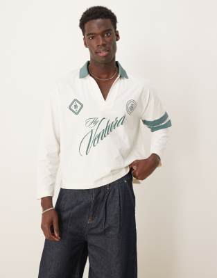 ASOS DESIGN - Polo squadrata oversize a maniche lunghe color panna con spalle scese e grafica sportiva
