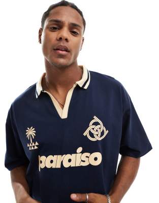 ASOS DESIGN - Polo squadrata oversize blu navy e crema con stampa ...