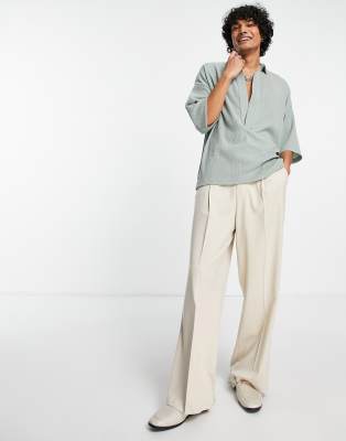 ASOS DESIGN - Polo T-shirt oversize in tessuto stropicciato kaki 