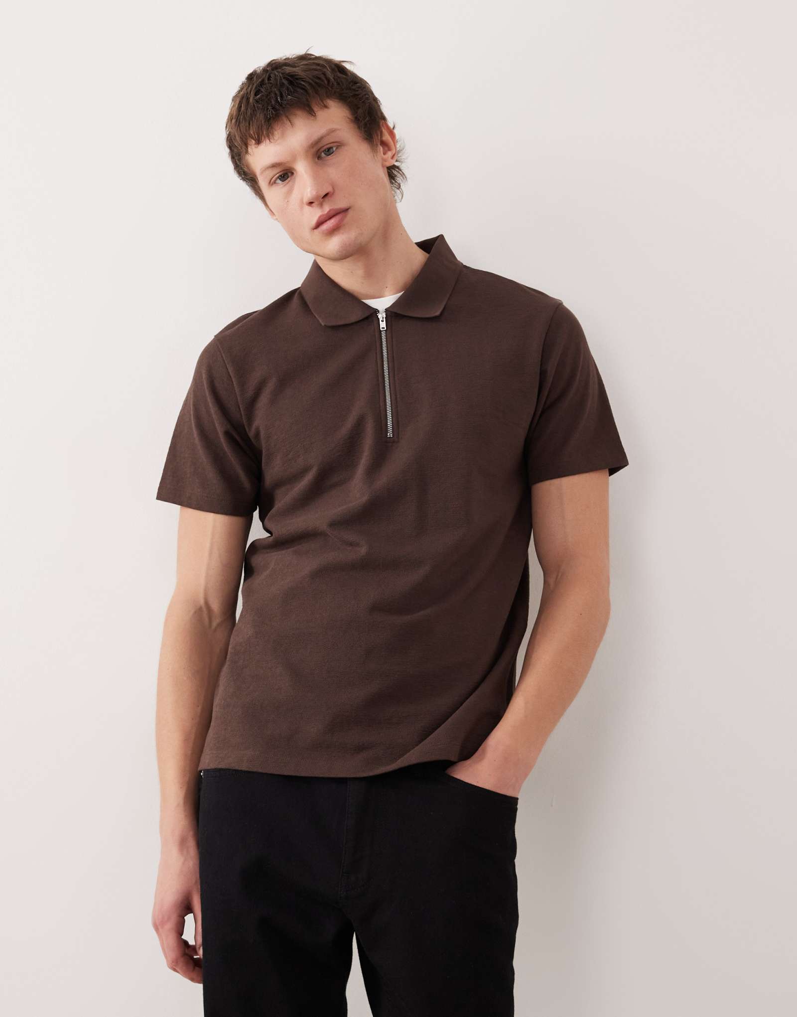 ДИЗАЙНЕРСКОЕ поло ASOS с застежкой на четверть молнии из коричневого букле