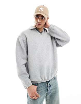 ASOS DESIGN – Polohemd in meliertem Grau mit farblich abgesetztem V-Ausschnitt