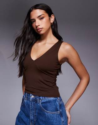 Облегающий топ из полиамида с глубоким вырезом коричневого цвета от ASOS DESIGN