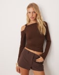[ASOS DESIGN] ASOS DESIGN polyamide twist cold shoulder top in chocolate-Brown L Chocolate