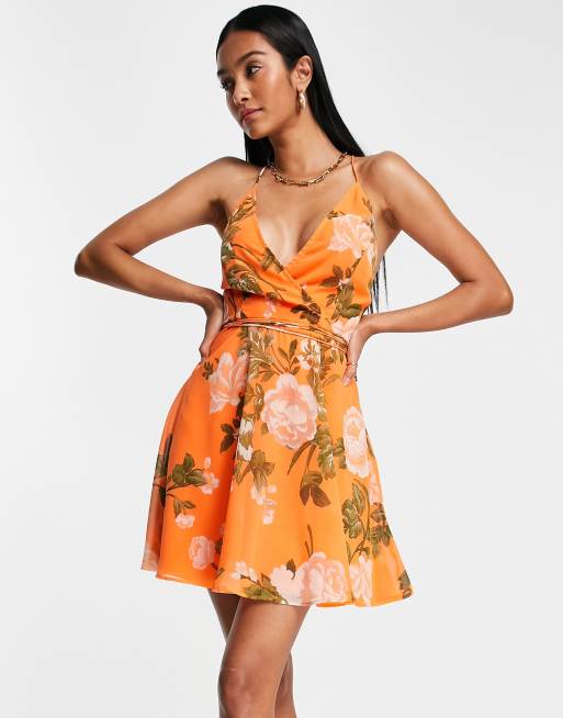 ASOS DESIGN – Pomarańczowa kopertowa sukienka mini na ramiączkach ze sznurowanym tyłem i wzorem w kwiaty