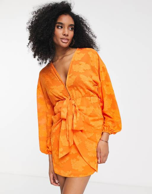 ASOS DESIGN – Pomarańczowa żakardowa sukienka mini z kwiatowym nadrukiem i wiązaniem z przodu 