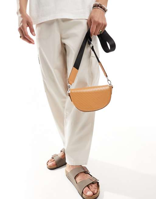 ASOS DESIGN – Pomarańczowobrązowa mała torebka crossbody w kształcie półksiężyca z imitacji skóry