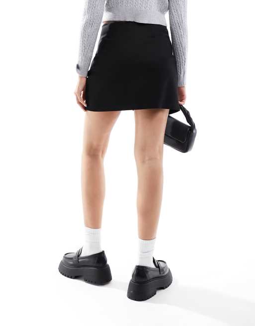 ASOS DESIGN – Ponte-Skort in Schwarz mit gerafftem Wickeldesign vorne, 4 von 5
