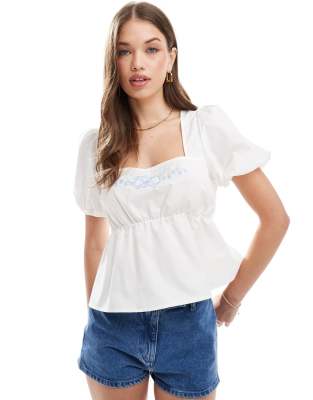 ASOS DESIGN - Popeline-Bluse in Weiß mit Puffärmeln und Blumenstickerei