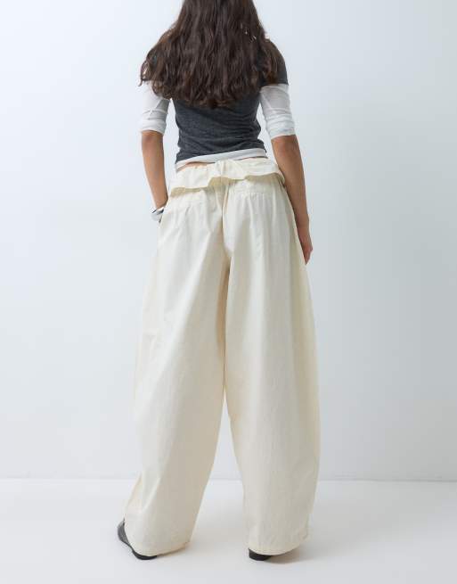 ASOS DESIGN Popeline-Hose mit Umschlagbund, Falten und weitem Bein in Elfenbein, 5 von 5