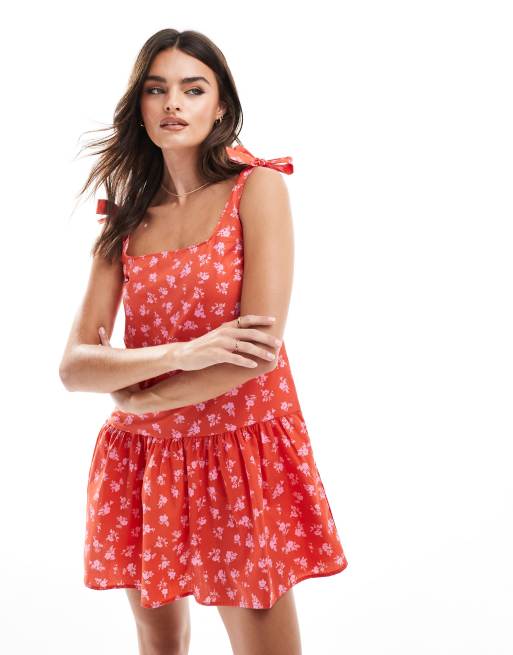 ASOS DESIGN – Popeline-Minikleid in Rot mit Blümchenmuster, tiefer Taille und gebundenen Trägern