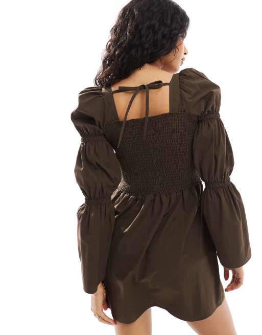 ASOS DESIGN – Popeline-Minikleid in Schokobraun mit gesmoktem Oberteil und Ärmeldetail, 2 von 4