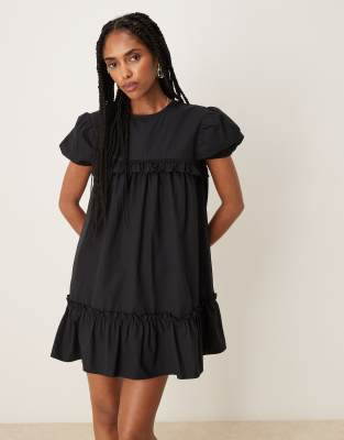 ASOS DESIGN - Popeline-Minikleid in Schwarz mit Schößchensaum