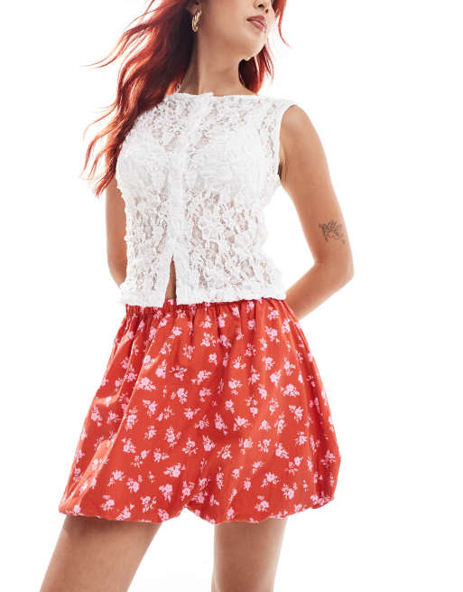 ASOS DESIGN – Popeline-Minirock in Rot mit Ballonsaum und Blümchenmuster