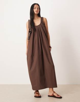 ASOS DESIGN - Popeline-Sommerkleid in Maxilänge in Schokobraun mit gerafftem Ausschnitt-Brown
