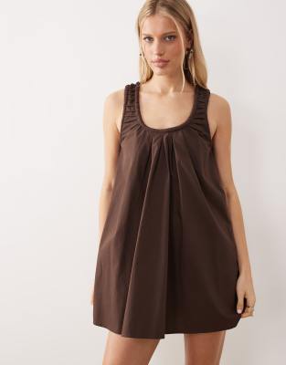 ASOS DESIGN - Popeline-Sommerkleid in Minilänge in Schokobraun mit gerafftem U-Ausschnitt-Brown