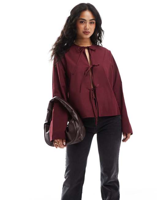 ASOS DESIGN - Poplin blouse met gestrikte voorkant en lange mouwen in bordeauxrood