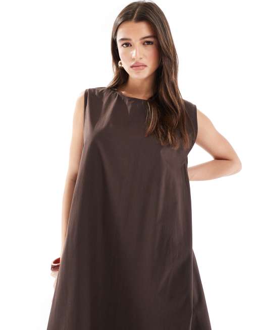 ASOS DESIGN - Poplin maxi jurk met A-lijn en geplooide achterkant in chocoladebruin, 4 van 4