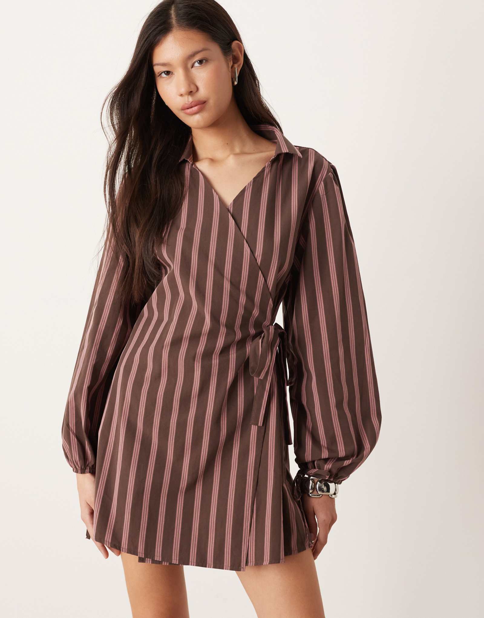 ДИЗАЙНЕРСКОЕ мини-платье-рубашка из поплина с галстуком сбоку от ASOS в шоколадную полоску