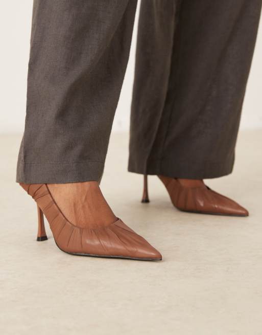 ASOS DESIGN – Poppet – Brungrå pumps i ryschad mesh med hög klack, 2 av 4