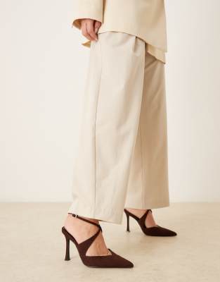 ASOS DESIGN - Porscha - Chaussures larges à talon haut en suédine avec brides croisées - Chocolat-Brown