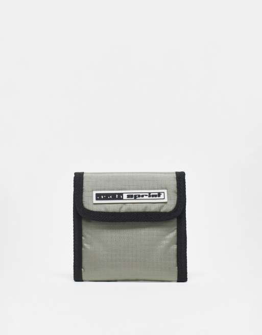 ASOS DESIGN - Portefeuille texturé style skateur avec écusson - Gris