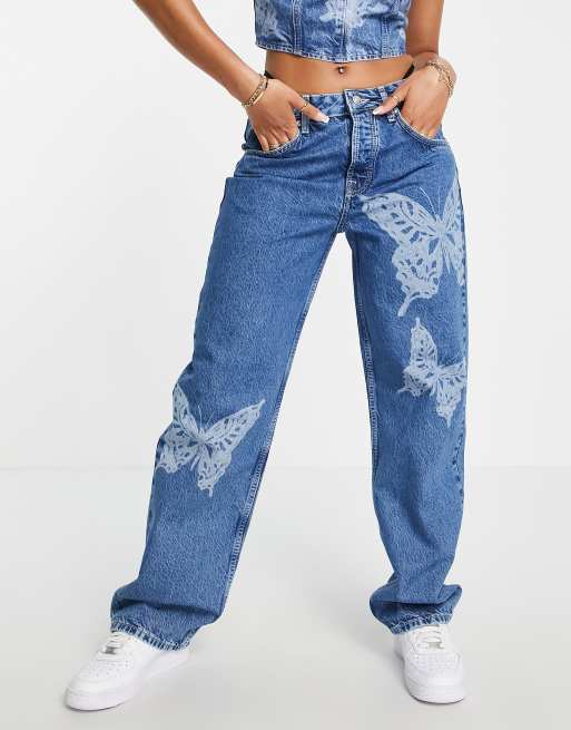 ASOS DESIGN - Posede lavtaljede boyfriend-jeans med sommerfugle-laserprint i bomuldsblanding - MBLUE