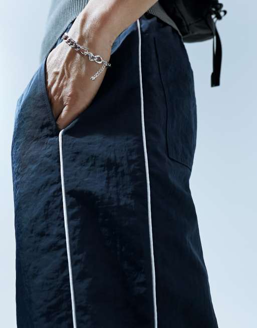 ASOS DESIGN - Posede træningsbukser i marineblå nylon med hvide kontrastdetaljer, 4 af 5
