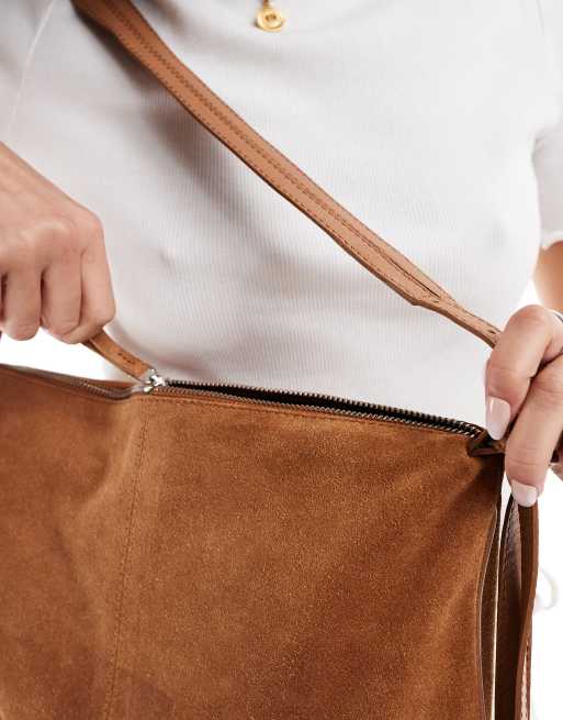 ASOS DESIGN - Poset skuldertaske med dobbeltstrop i gyldenbrunt ruskind, 4 af 4