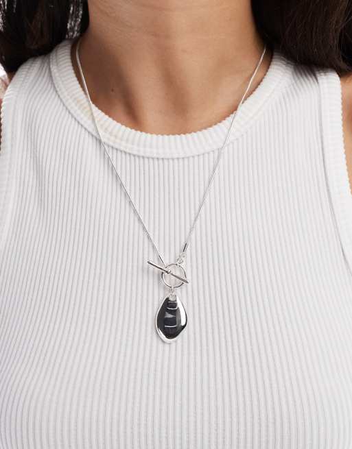 ASOS DESIGN – Posrebrzany naszyjnik z zapięciem w kształcie litery T i zawieszką z efektem stopienia